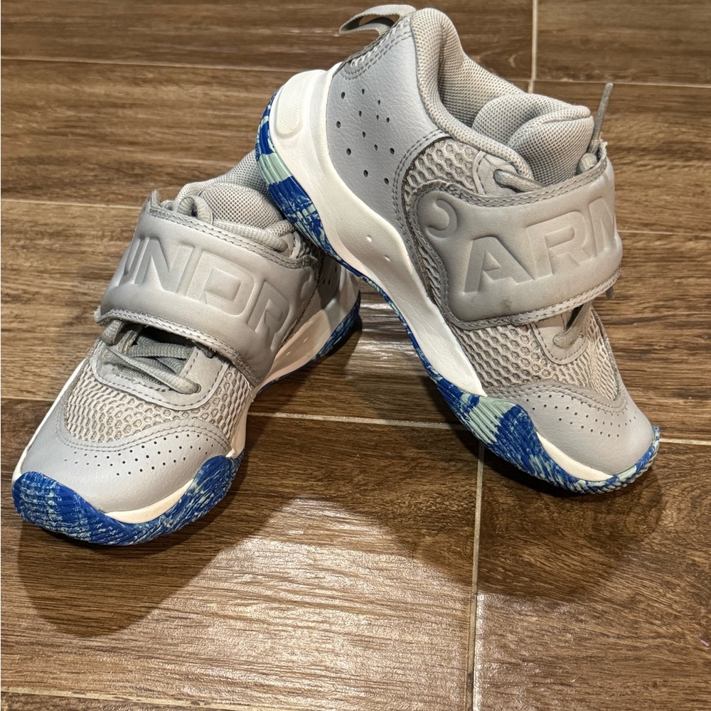 Boys size 12k Under Armour shoes